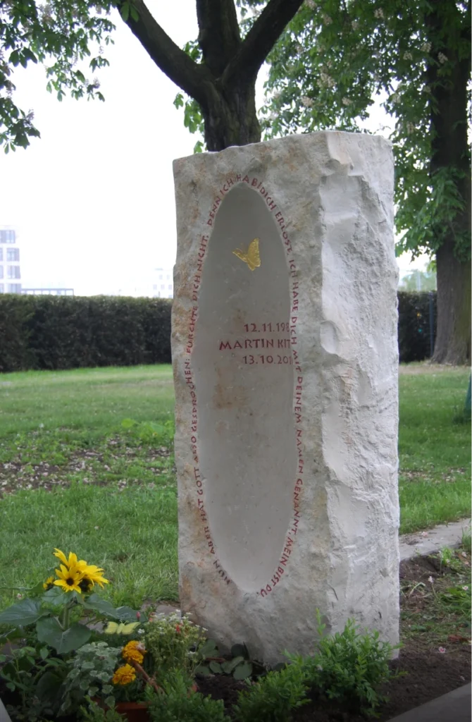 Grabstein von der rechten Seite mit sichtbarer Form und Struktur