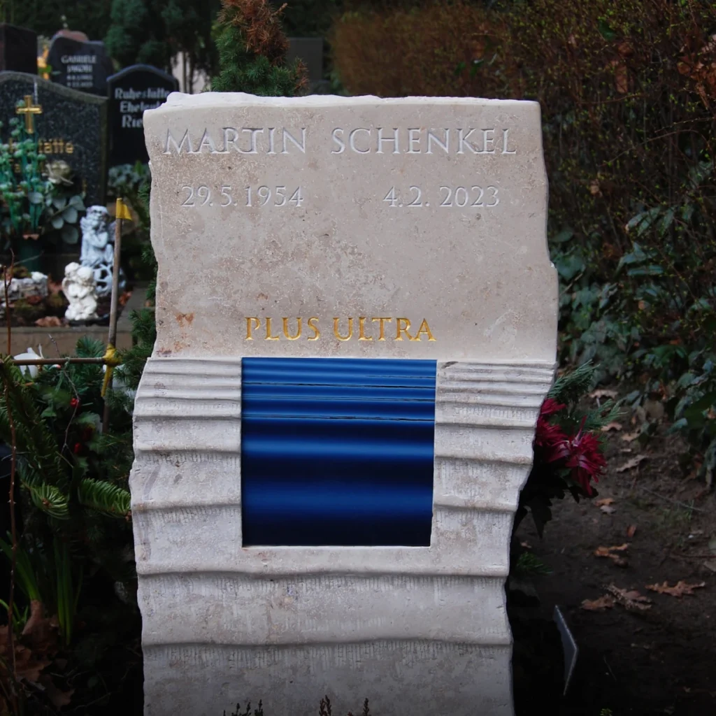 Grabstein aus Jura-Kalkstein mit eingelassenem Foto von Meer und Horizont sowie Inschrift „PLUS ULTRA“