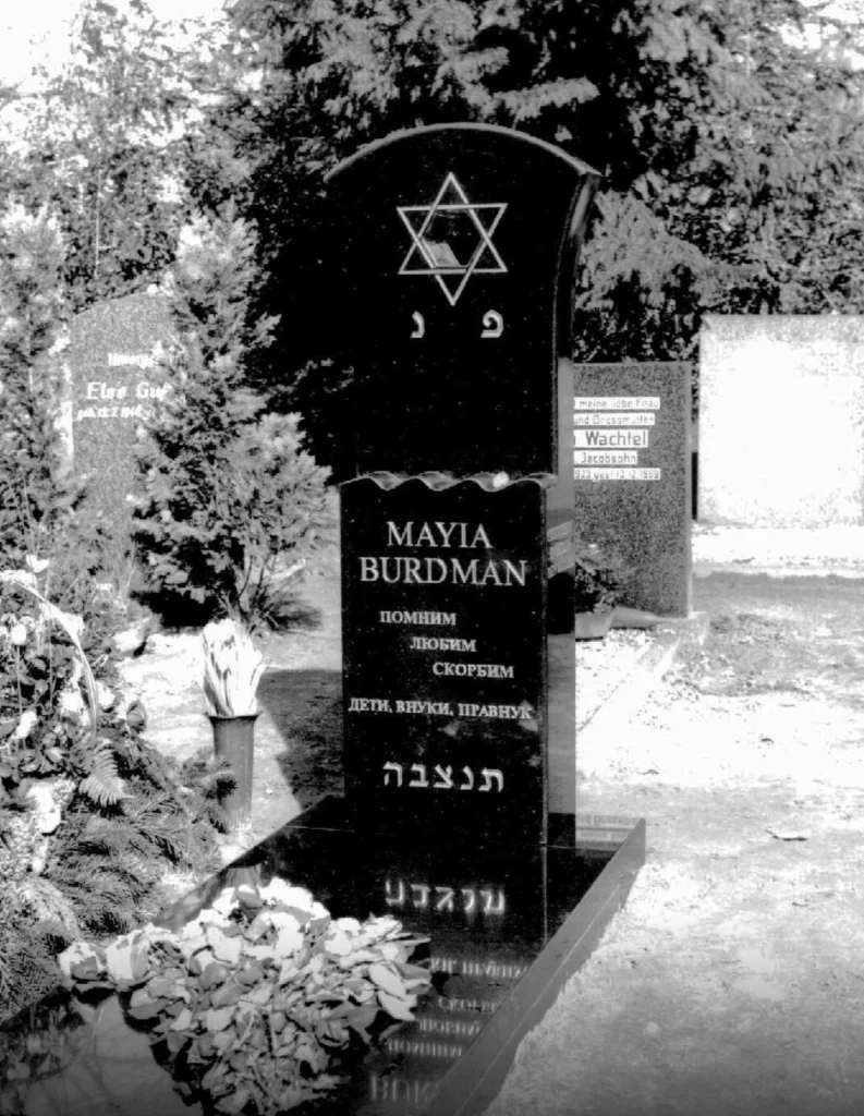 Grabstein aus dunklem Granit in Form eines Stuhls in Schwarz-Weiß-Aufnahme