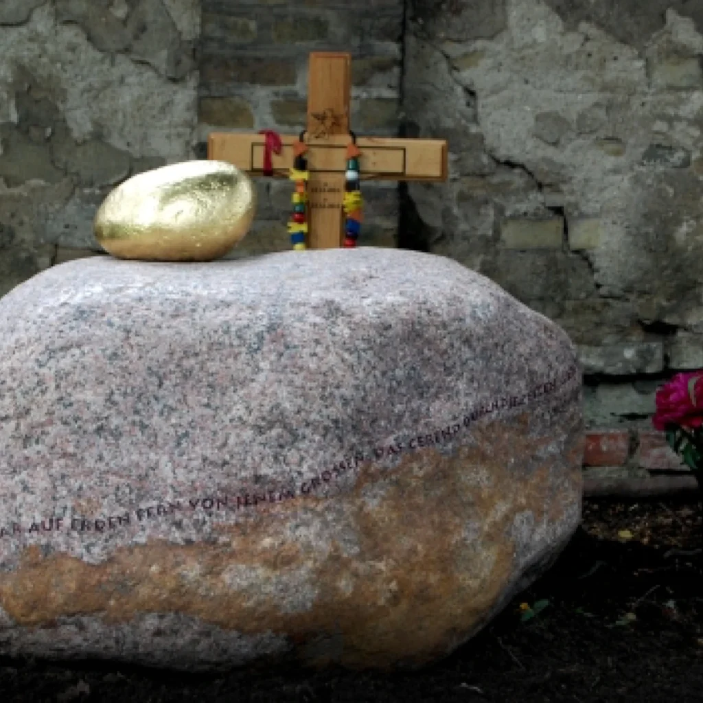 Schlichter Grabstein für ein namenloses Baby in ruhiger Umgebung