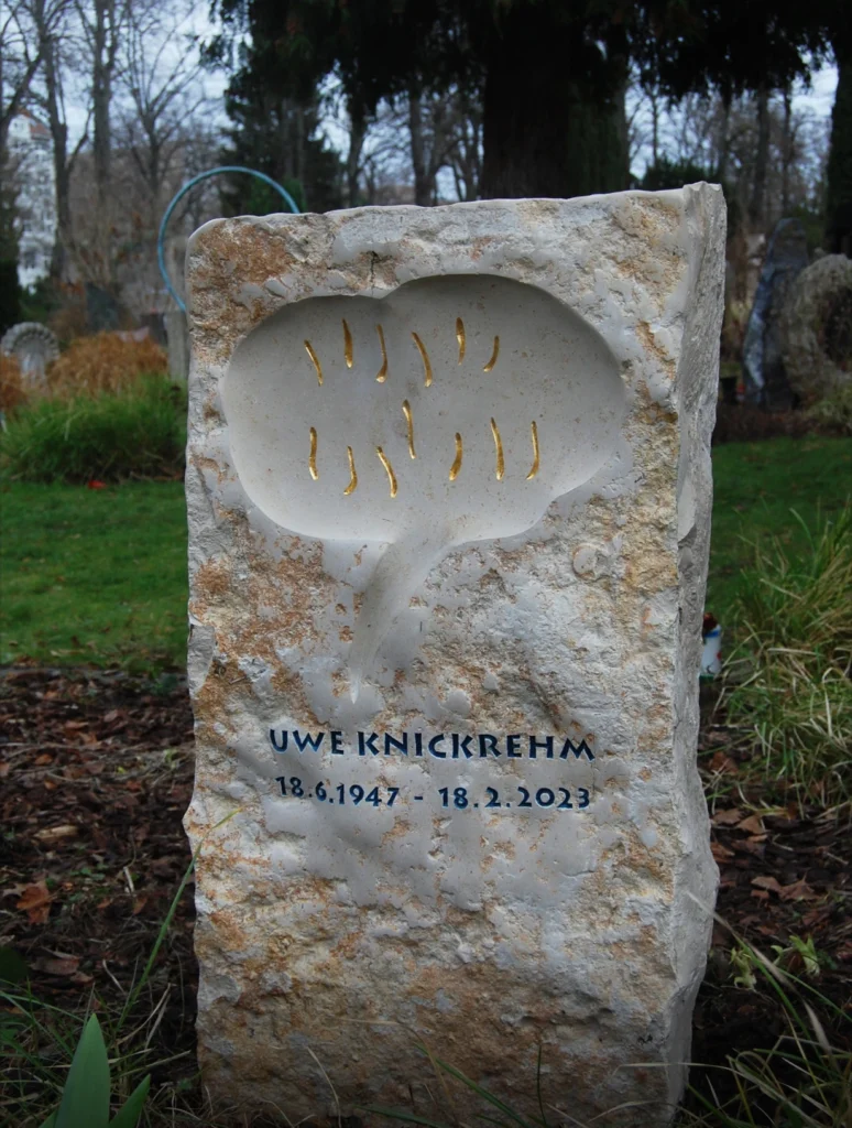 Grabstein mit eingearbeiteter Sprechblase und Inschrift – Denkwerk für Uwe Knickrehm