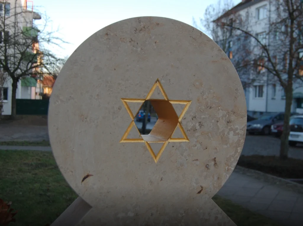 Detail eines Stuhls aus dem Kunstprojekt „Drei Stühle für Malchin“ mit sechseckigem vergoldetem Durchbruch und Davidstern von Michael Spengler