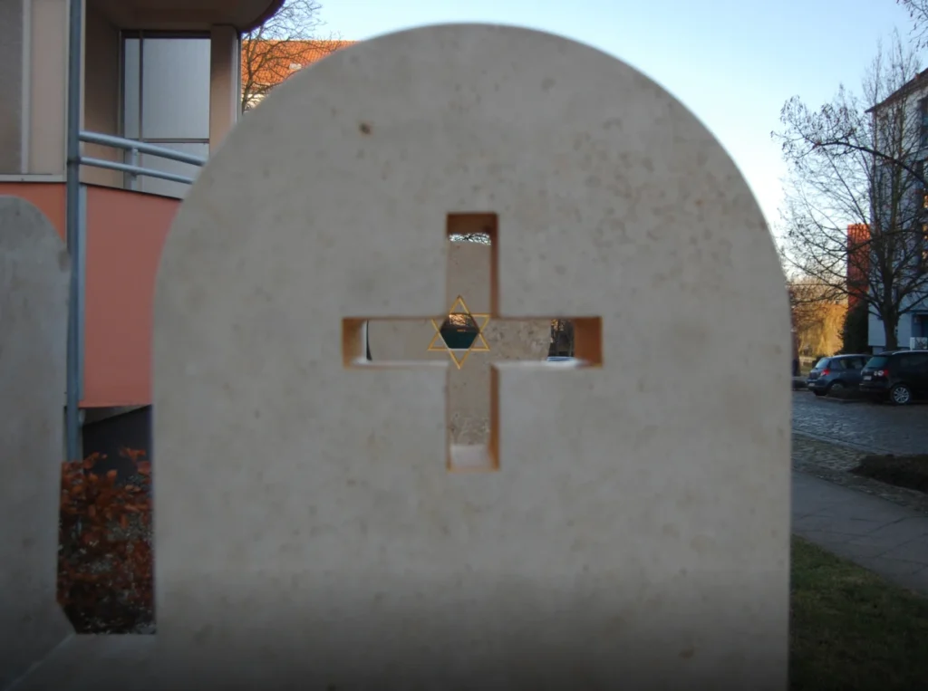 Detail eines Stuhls aus dem Kunstprojekt „Drei Stühle für Malchin“ mit kreuzförmigem vergoldetem Durchbruch von Michael Spengler