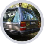 Alter grauer Volvo Bestattungswagen als mobile Kunstgalerie „Galerie im Schneewittchensarg“