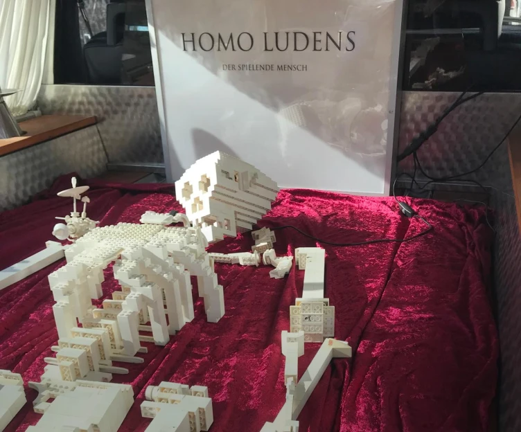 Totenkopf aus Legosteinen in der Ausstellung „Homo ludens – der spielende Mensch“ in der Galerie im Schneewittchensarg