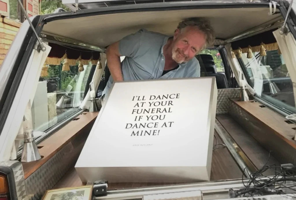 Michael Spengler beim Aufbau der Ausstellung „I'll dance at your funeral if you dance at mine“ in der Galerie im Schneewittchensarg