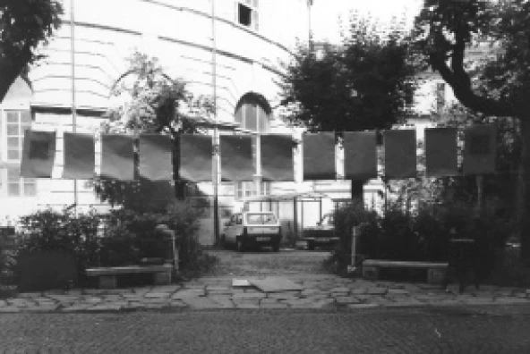 Handgeschöpfte Papiere mit dem Wasserzeichen „ΤΟΠΟΛΙΟΟΓΑΦΙΑ“ beim Kunstprojekt „ge(h)steine – topolithografia“ von Michael Spengler