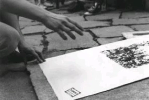 Papierabdruck eines Pflastersteins mit Stempel „Steinabdruck“ beim Kunstprojekt „ge(h)steine – topolithografia“ von Michael Spengler