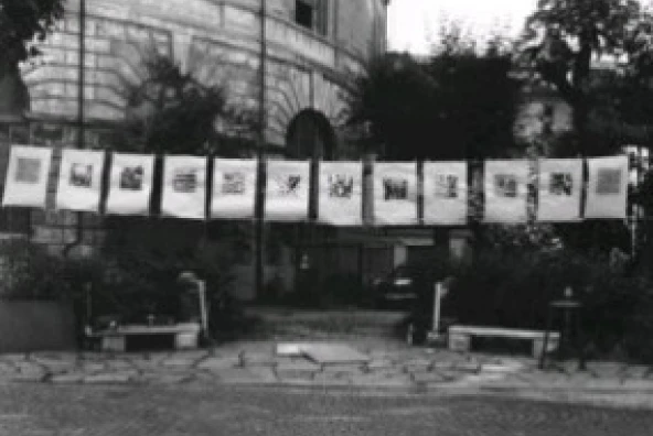 Steinabdrucke auf Papier hängen zum Trocknen an einer Wäscheleine beim Kunstprojekt „ge(h)steine – topolithografia“ von Michael Spengler