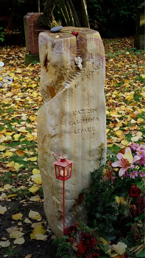 Sandstein-Grabmal mit treppenartiger Struktur, Eisenadern und vergoldeten Nischen