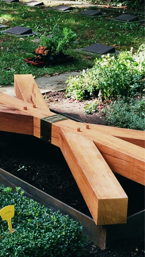 Grabmal aus Eichenbalken in Form einer Rune mit Metalleinfassung – Denkwerk Christina Heyne