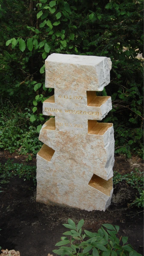 Kalkstein-Grabmal mit negativ herausgearbeitetem Kreuz und vergoldeten Innenflächen