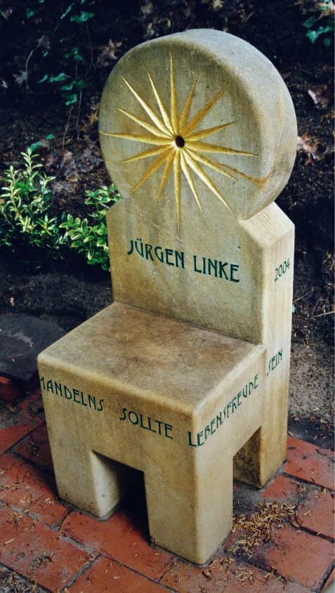 Sandstein-Stuhl mit Inschrift „Leitschnur Eures Handelns sollte Lebensfreude sein“ – Grabmal Jürgen Linke