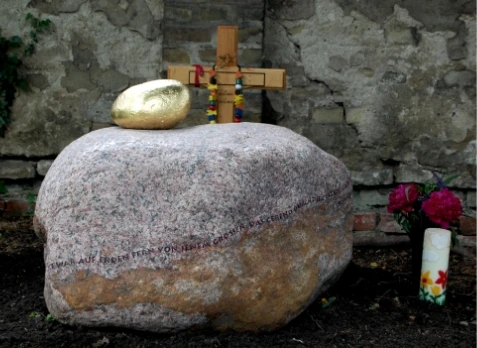 Ein denkwerk für ein namenloses Baby