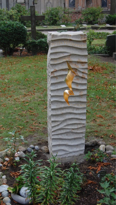 Vorderansicht des Grabmals „Ein denkwerk für Jutta Petermann“ von Michael Spengler