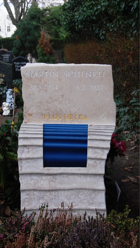 Grabstein aus Jura-Kalkstein mit eingelassenem Foto von Meer und Horizont sowie Inschrift „PLUS ULTRA“