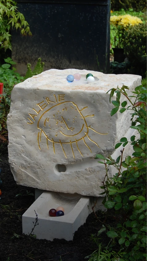 Individuelles Grabmal „Ein denkwerk für Valerie“ aus Kalkstein mit Murmelbahn von Michael Spengler