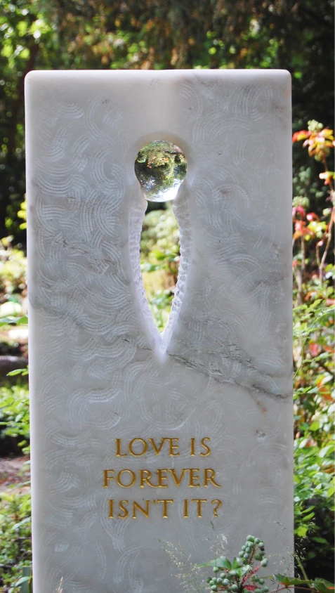 Rückseite des Grabmals mit dem Schriftzug „LOVE IS FOREVER ISN’T IT“ von Michael Spengler