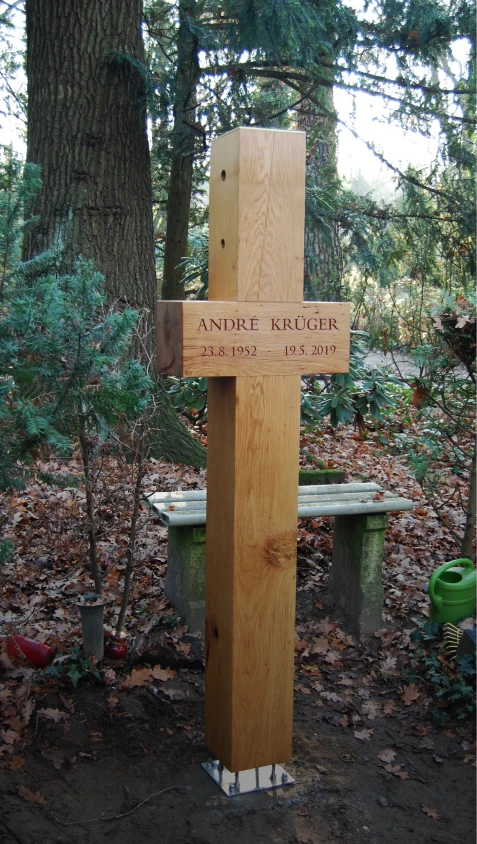 Grabmal „Ein denkwerk für André Krüger“ als Holzkreuz aus Eiche in seiner Umgebung von Michael Spengler