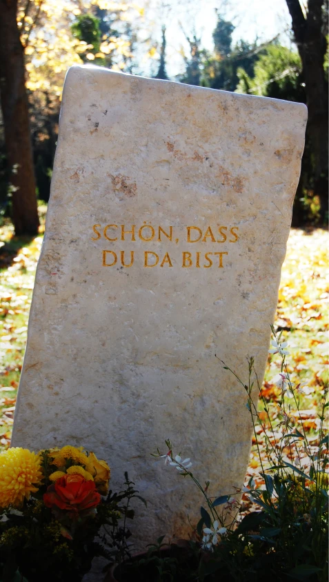 Grabstein „Ein denkwerk für Ercan Freiherr von Moreau“ mit der Inschrift „Schön, dass du da bist“ von Michael Spengler