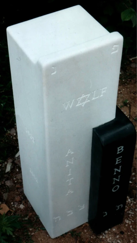 Grabmal „Ein denkwerk für Anita und Benno Wolf“ mit Elementen aus weißem und schwarzem Marmor, inspiriert von Klaviertasten, von Michael Spengler