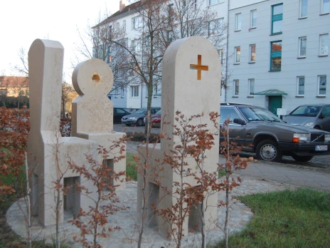 Teaserbild zum Kunstprojekt „Drei Stühle für Malchin“ von Michael Spengler