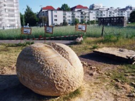 Teaserbild zum Kunstprojekt „Eine Schrippe für die Schrippenkirche“ von Michael Spengler, künstlerische Darstellung eines Berliner Schrippenbrötchens