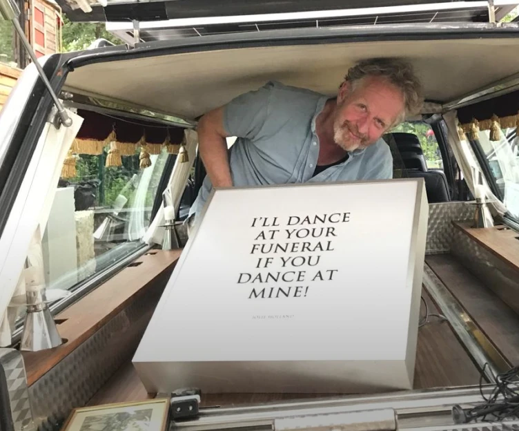 Michael Spengler beim Aufbau einer Ausstellung in der mobilen Galerie im umgebauten Volvo Bestattungswagen