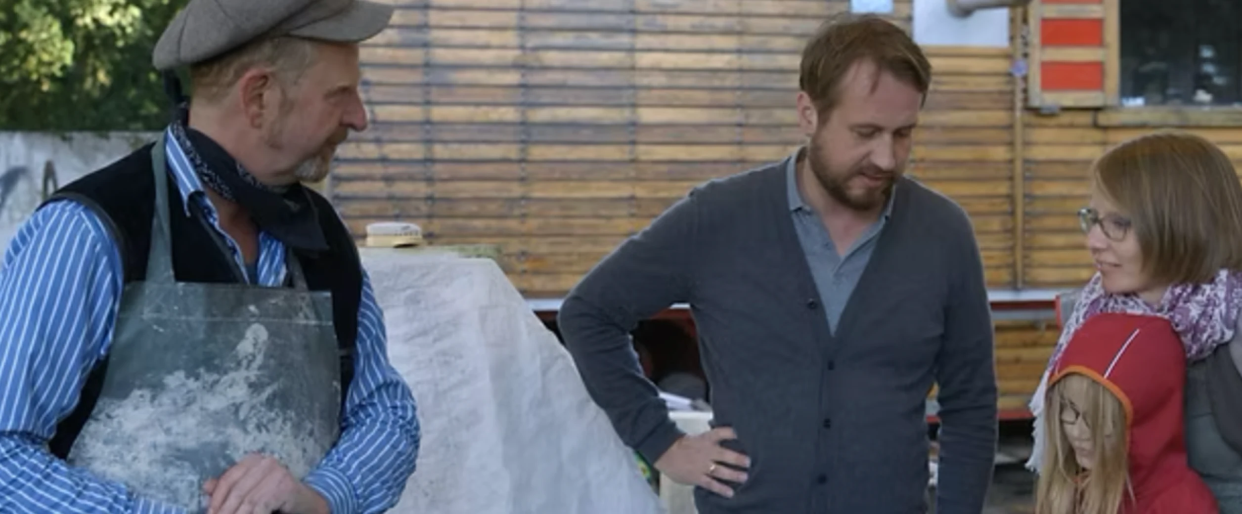 Michael Spengler im Gespräch mit Angehörigen in seiner Werkstatt über die Gestaltung eines Grabsteins