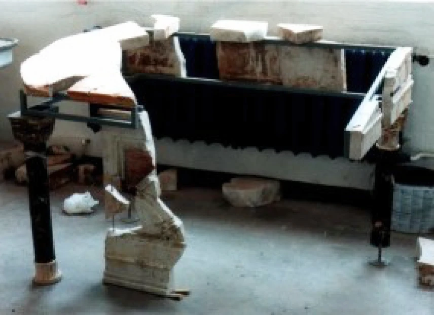 Bima (Vorleserpult) der Neue Synagoge Berlin in der Restaurierungswerkstatt, Fragmente an Stahlrahmen befestigt