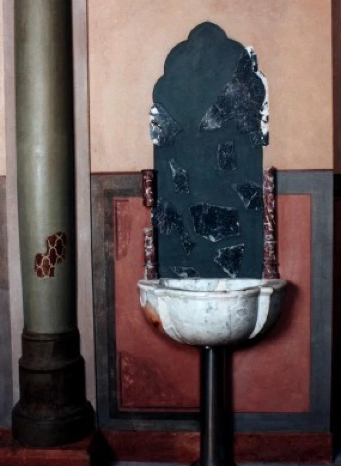 Restauriertes rituelles Handwaschbecken im Vestibül der Männer der Neue Synagoge Berlin