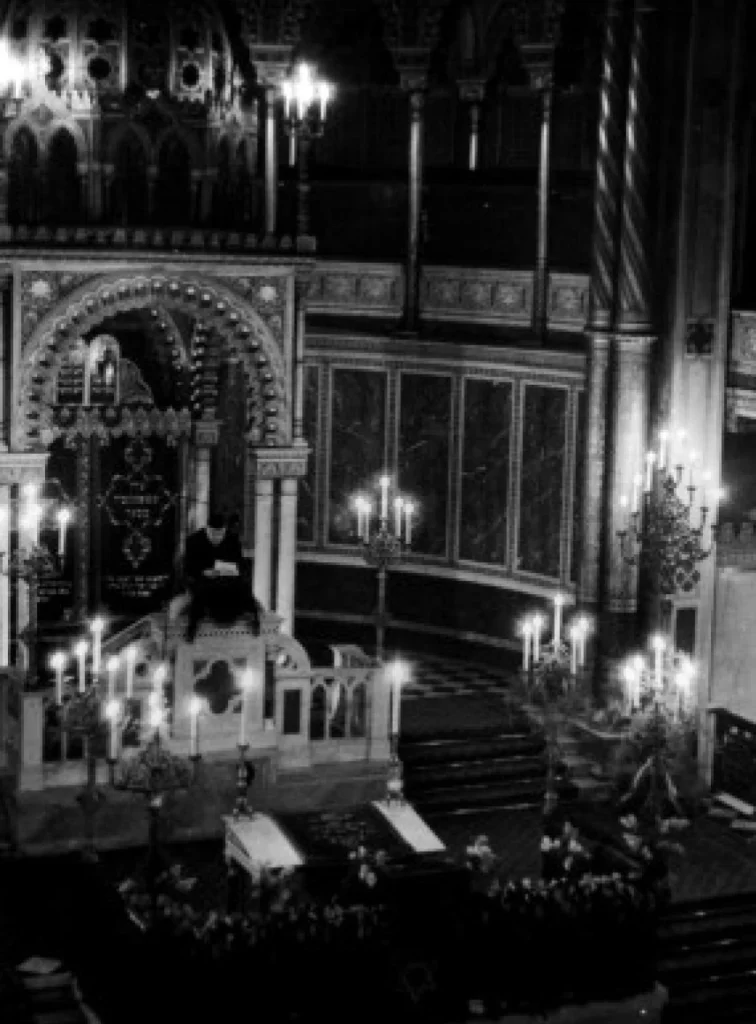 Innenansicht der Neue Synagoge Berlin mit Blick auf Thoraschrein und Bima nach der Restaurierung