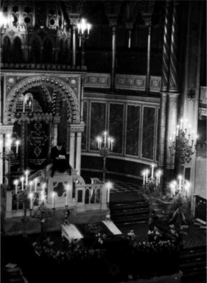Innenansicht der Neue Synagoge Berlin mit Blick auf Thoraschrein und Bima nach der Restaurierung