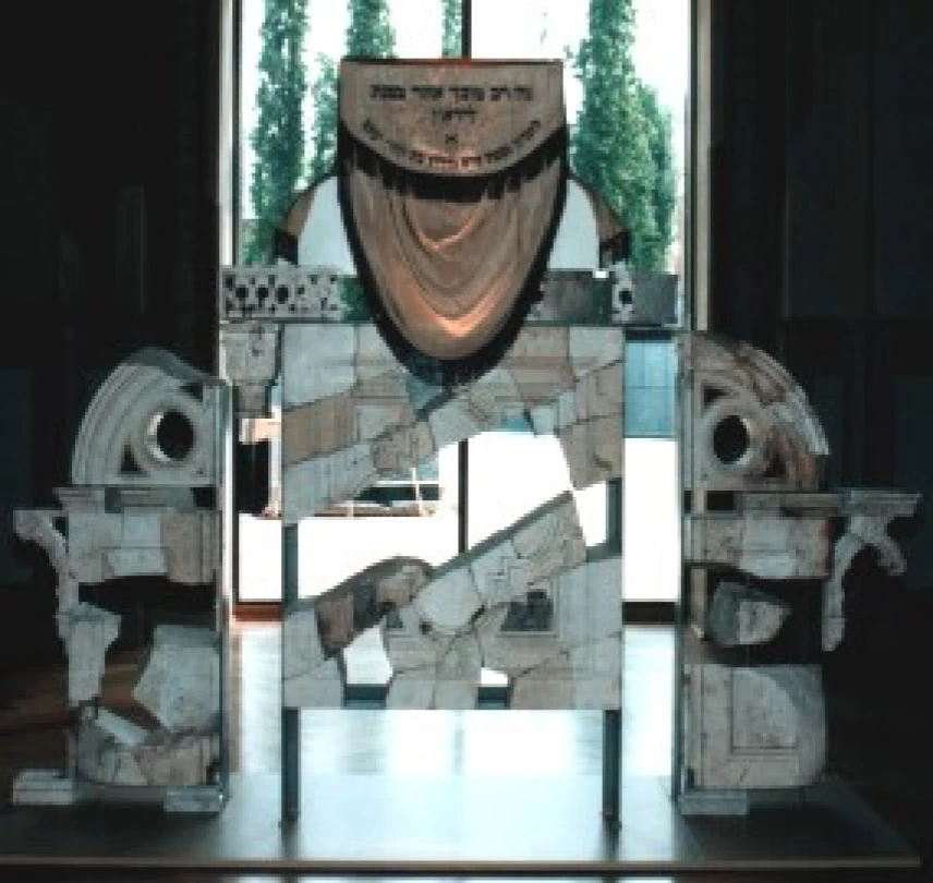 Restauriertes Rabbinerpult in der Neue Synagoge Berlin im Museum des Centrum Judaicum