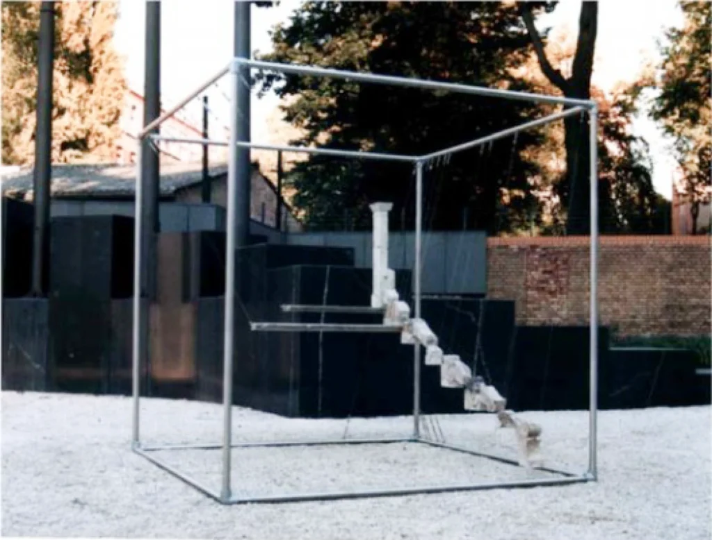 Treppeninstallation mit Fragmenten der Marmortreppe der Neue Synagoge Berlin auf dem Freigelände des ehemaligen Hauptraums