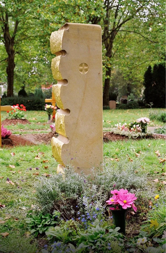 Gesamtansicht des Denkwerks für Annett Rauch mit Stele und Schale aus Sandstein