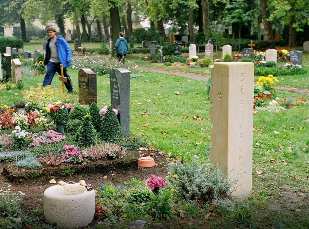 Grabstein für Annett Rauch im Kontext eines Grabfeldes mit weiteren Grabsteinen