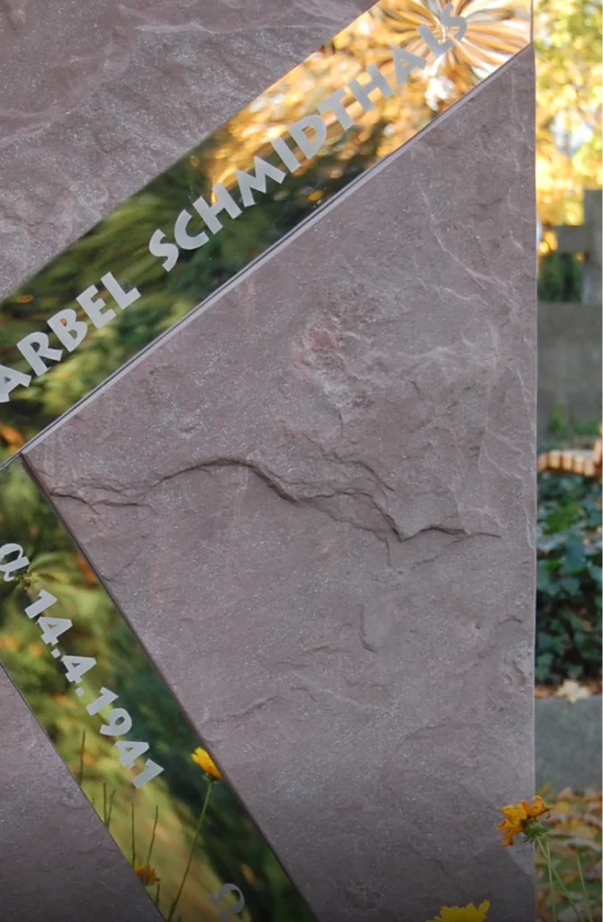 Detail mit spiegelnder Metallplatte und Inschrift – Denkwerk für Bärbel Schmidthals