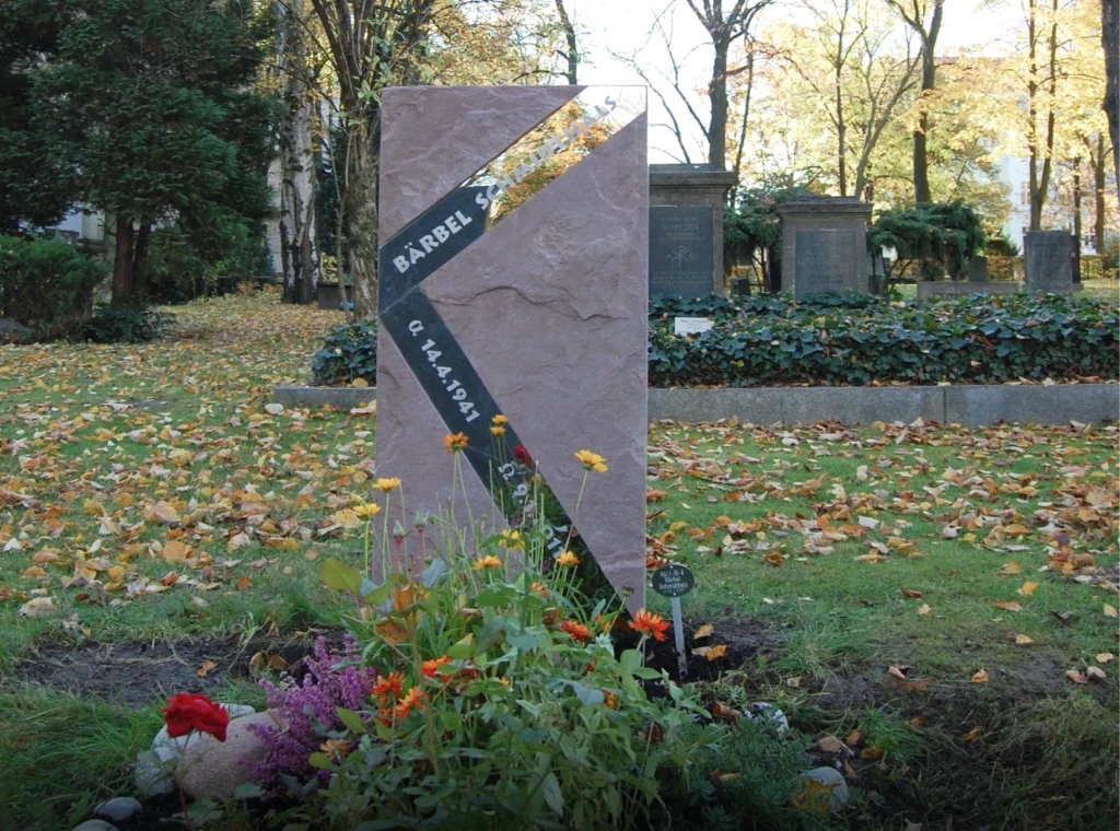 Grabstein aus rotem Sandstein mit spiegelnden Metallplatten – Denkwerk für Bärbel Schmidthals von Michael Spengler