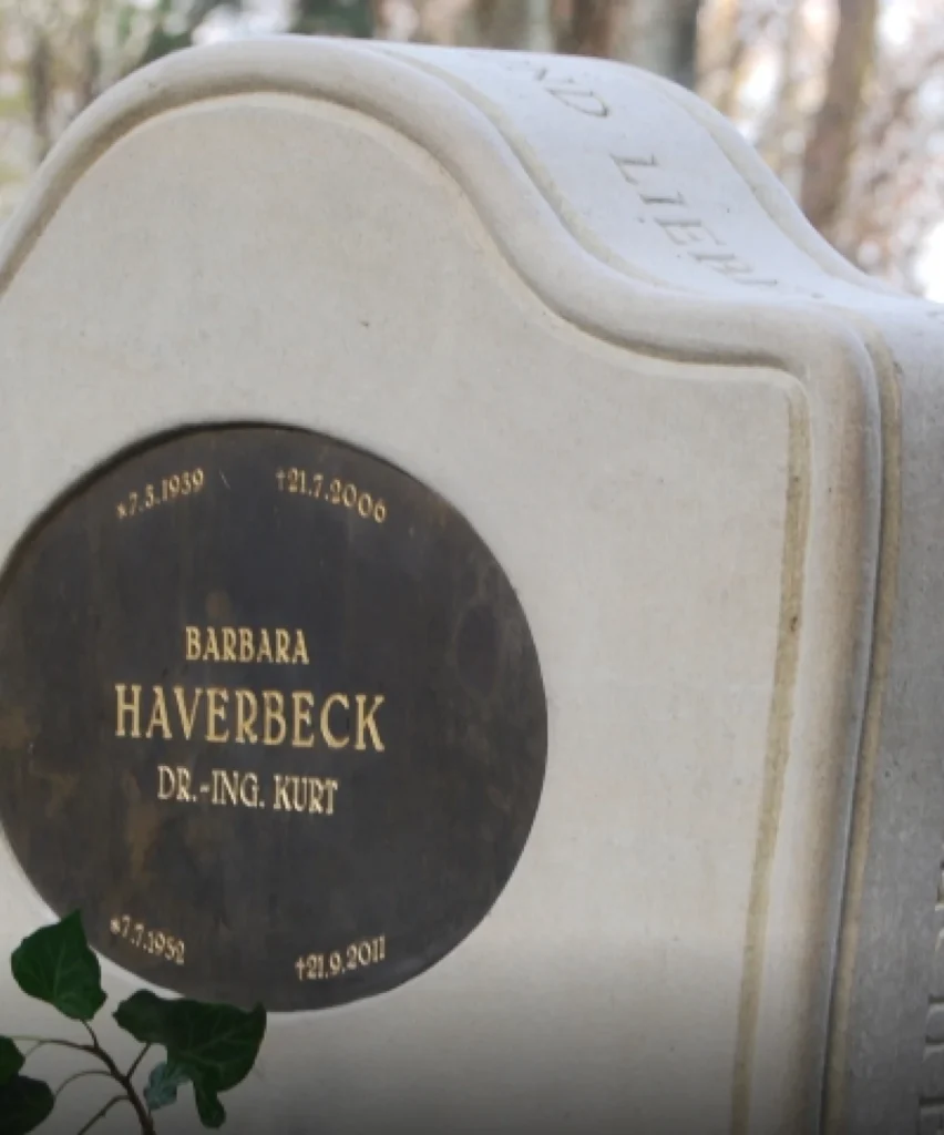 Detail mit Messingplatte und kleiner Vase mit Efeu – Denkwerk für Barbara Haverbeck