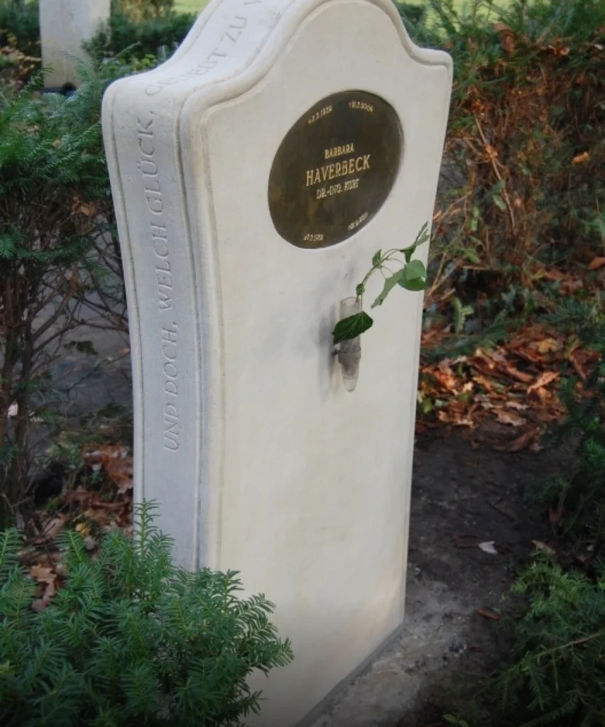 Grabstein aus Kalkstein mit ovaler Form und Messingplatte – Denkwerk für Barbara Haverbeck von Michael Spengler