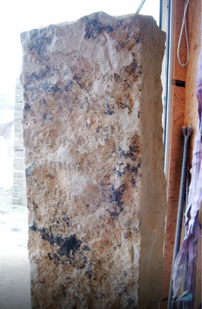 Detail mit Wellenstruktur und eingearbeiteten Namen – Denkwerk für Elisabeth und Thomas Camenzind