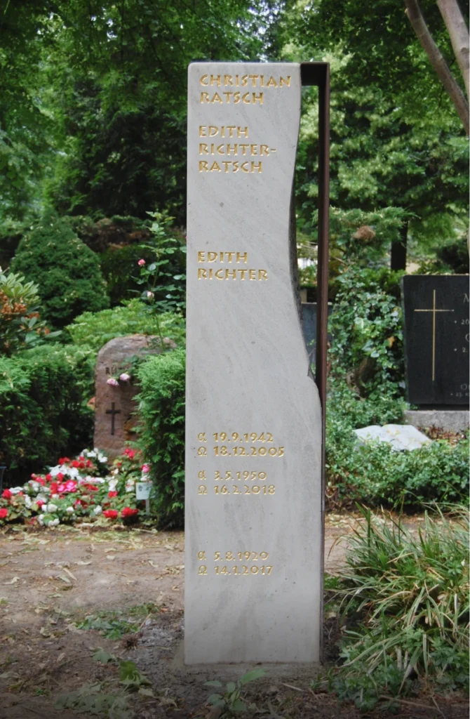 Frontalansicht des Grabsteins für Christian Ratsch aus Sandstein