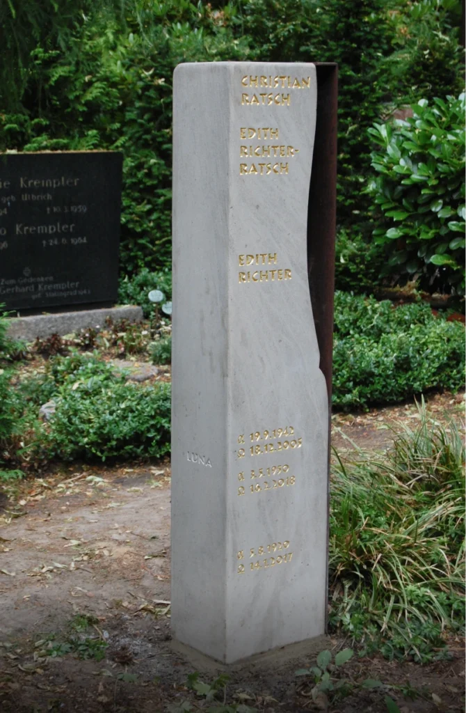 Grabstein für Christian Ratsch in leichter Seitenansicht mit ergänztem Stahlteil