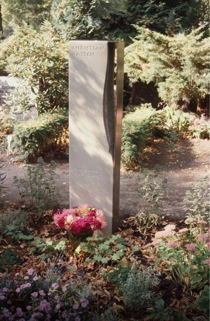Grabstein für Christian Ratsch im Umfeld des Friedhofs
