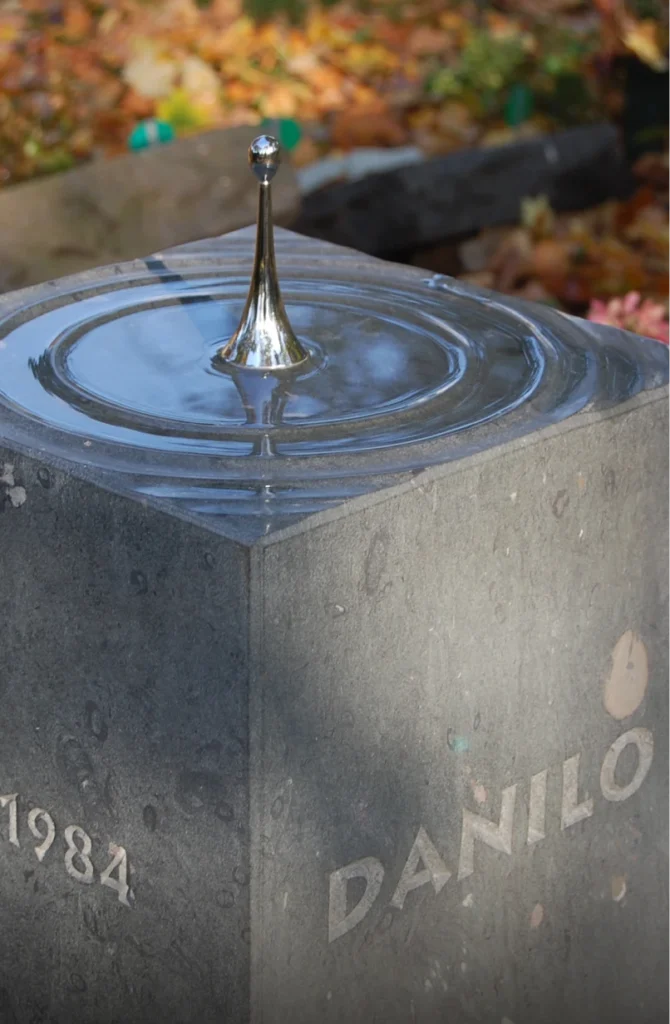 Detail eines aufspringenden Wassertropfens in Stein – Denkwerk für Danilo Pfüller