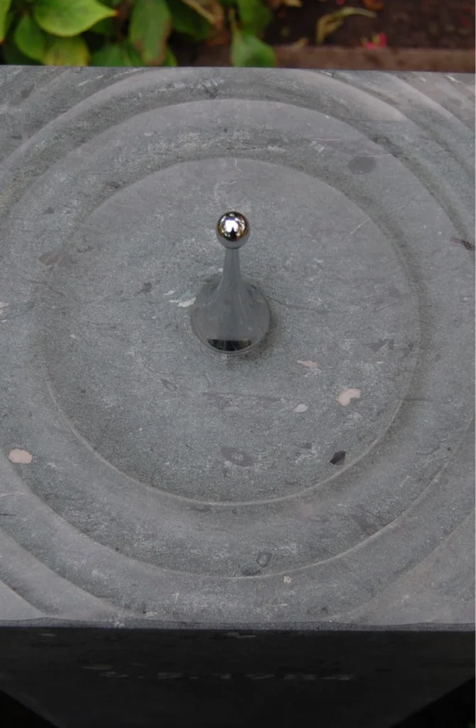 Wellenstruktur eines Wassertropfens von oben betrachtet – Denkwerk für Danilo Pfüller