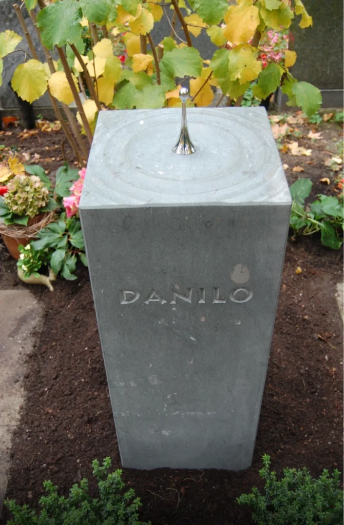 Grabstein in Form eines Wassertropfens mit Wellenstruktur – Denkwerk für Danilo Pfüller von Michael Spengler