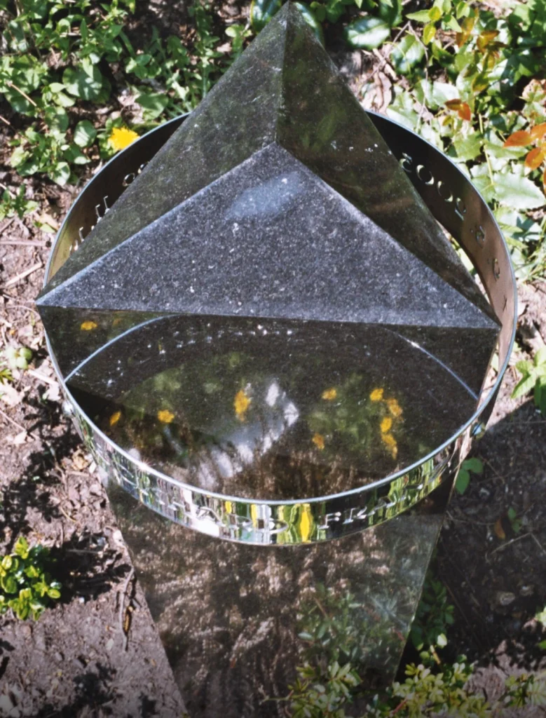 Grabstein aus schwarzem Granit aus erhöhter Perspektive mit sichtbarer Form