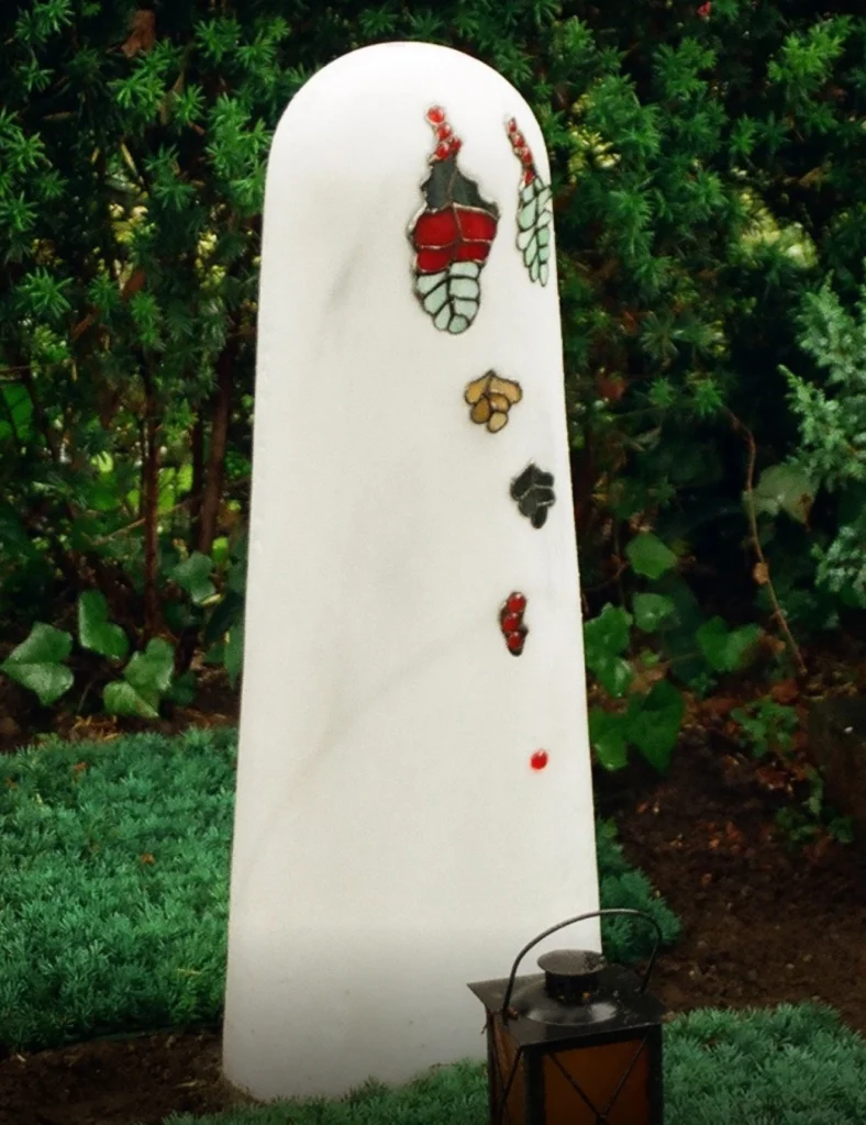 Grabstein aus Laaser Marmor mit Tiffany-Intarsien – Denkwerk für Erika Lampe von Michael Spengler